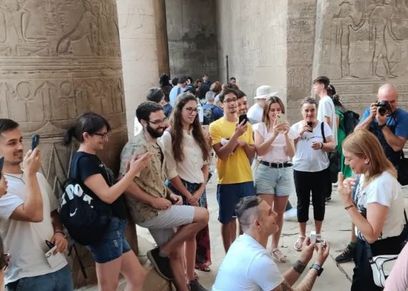 سائح اسباني يخطب حبيبته امام جدارية مصرية