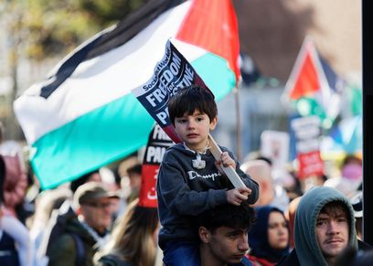 بالأغاني والكرتون والقصص.. أمهات تشجع أطفالهم على دعم الفضية الفلسطينية