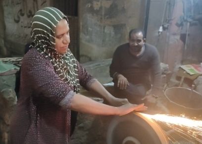 أمل أبو غنيمة  أثناء عملها فى الحدادة بمغاغة