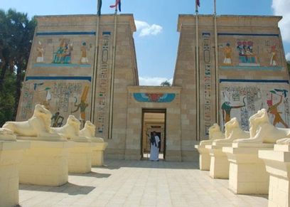 معرض حرف يدوية بالقرية الفرعونية احتفالا باليوم الخيري العالمي