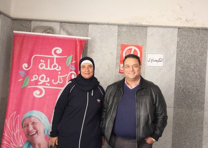 الفنان مراد مكرم مع إحدى مريضات السرطان