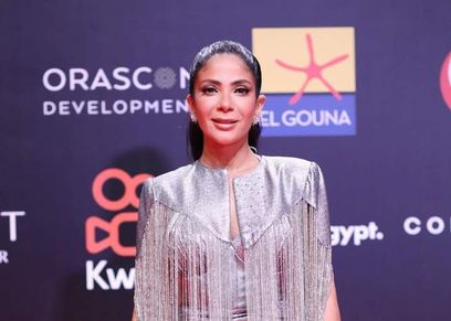 الفنانة منى زكي