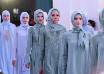 أول مصممة أزياء صعيدة تستعد  لعرض مجموعتها الأولى