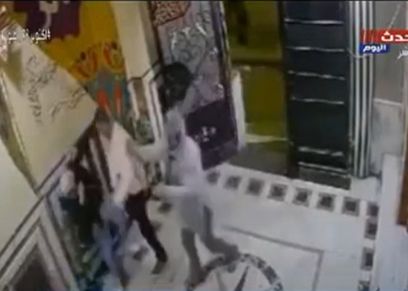 زوج يضرب زوجته