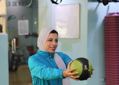 منى العراقي مدربة جيم بلغة الإشارة