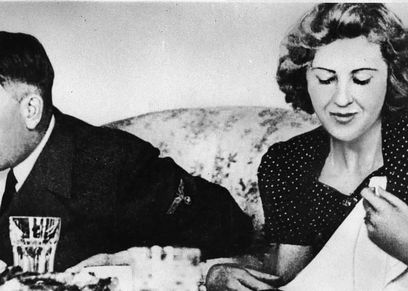 صورة تجمع هتلر مع عشيقته