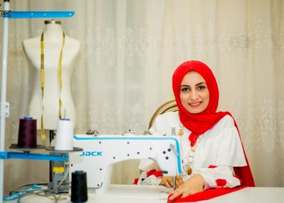 نجلاء تحقق حلم عمرها في تصميم الأزياء بمساعدة زوجها ووالدتها ... الرجل