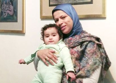 الصحفية سماح عبدالسلام مع طفلتها ديالا