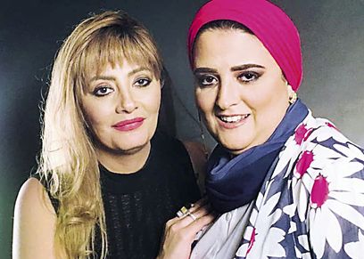 «الميك أب أرتيست» مع إحدى مريضات السرطان