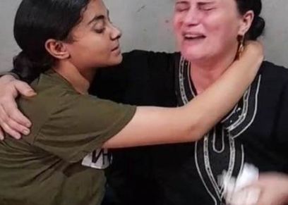 الطالبة مريم عزيز ووالدتها خلال بكائهما