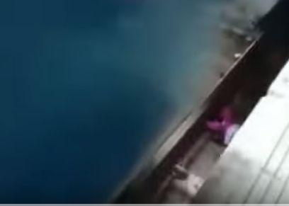 يمر فوق رضيعة.. أنقذوها من الموت