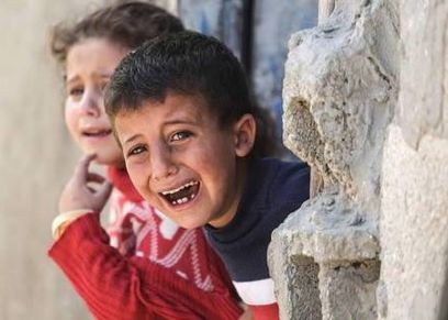 طفل فلسطيني يعود من طريقه بعد رؤية قوات الاحتلال