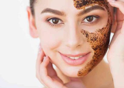 ماذا يحدث عند وضع القهوة على البشرة؟