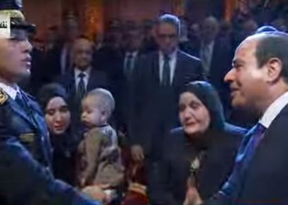 الرئيس يقدم التحية لأسرة الشهيد وائل طاحون وزوجة الشهيد ماجد عبدالرازق