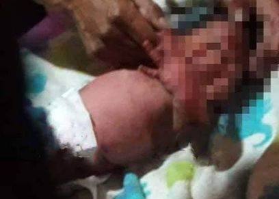 سيدة تلقي طفلتها الرضيعة داخل حمامات الصرف الصحي