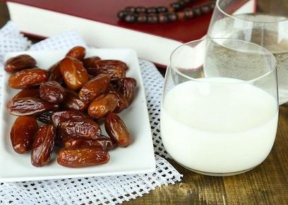 فوائد الإفطار على التمر والحليب