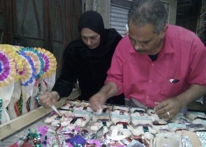 آمال أثناء تزيين عرائس الحلوى