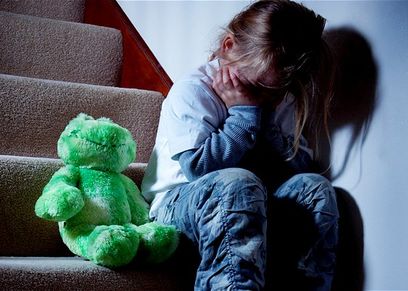 هل إهمال الوالدين طفلهما يعتبر جريمة؟.. قانوني يوضح