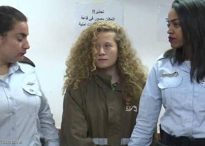 كشفت محامية الفلسطينية عهد التميمي التي صدر حكم إسرائيلي بسجنها، إنها أبرمت اتفاقا مع القضاء يقضي بإقرار الفتاة بالذنب مقابل تخفيف الاتهام ومن ثم العقوبة، إلى السجن 8 أشهر فضلا عن دفع غرامة قدرها 5 آلاف شيكل (1430 دولارا تقريبا).  وقالت المحامية جابي لاسكي