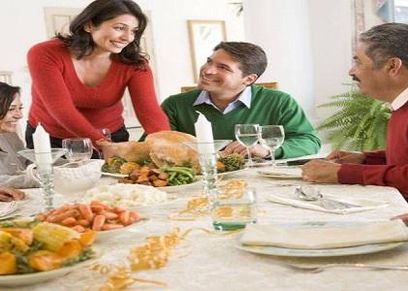 هل خدمة والدة الزوج واجبة على مرات الابن؟