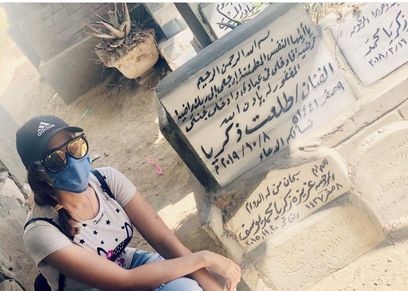 إيمي طلعت زكريا أمام قبر والدها