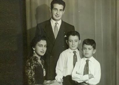 الكاتب صحفي «إحسان عبد القدوس» وأبنائه