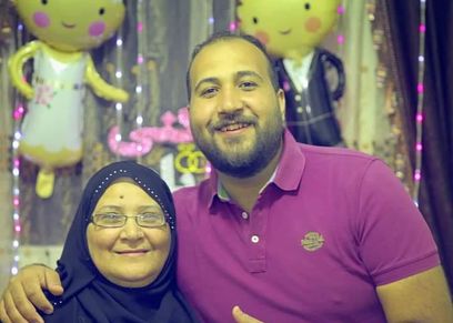 السيدة "احلام" مع نجلها "عمرو"