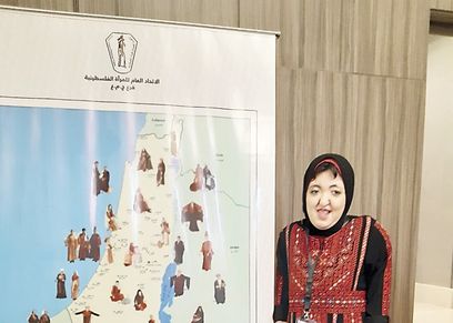 الفلسطينية آية خطاب بجوار رسوماتها