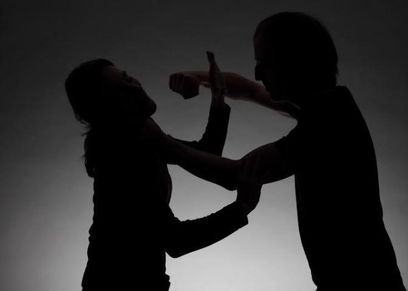 أم تستغيث بعد إلقاء ابنتها من شرفة المنزل..