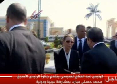 أثناء تلقي سوزان مبارك العزاء من الرئيس السيسي
