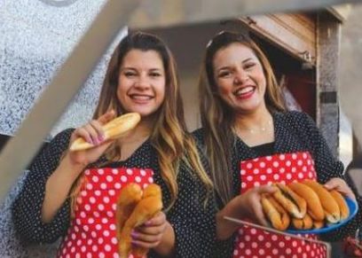 لبنى ولمياء على عربة الطعام