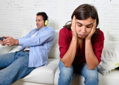 زوجة تكافىء زوجها بألعاب الفيديو للمساعدة في الأعمال المنزلية