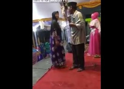 امرأة تصفع زوجها لصعوده بجوار مغنية على المسرح