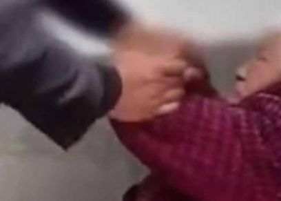 أبن يضرب أمه العجوز..