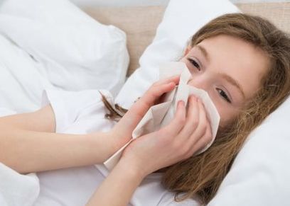 فتاة تعاني من ضعف المناعة