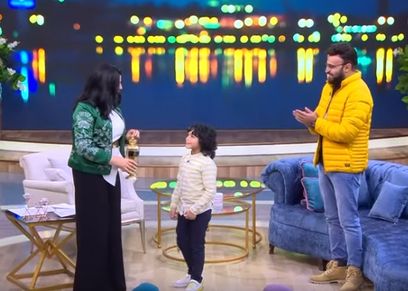 الإعلامية منى الشاذلي والإذاعي أحمد يونس ونجله