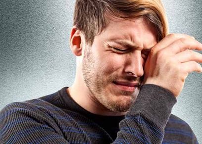 الرجل يدمر صحته بالامتناع عن البكاء والمرأة تعيش أطول