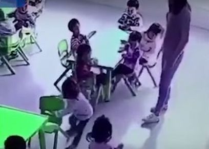بالفيديو| معلمة تعاقب طفلة بسحب الكرسي من اسفلها قبل جلوسها