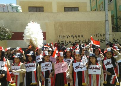 طلاب المدارس أمام اللجان الانتخابية