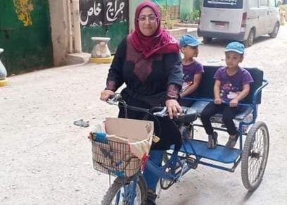 أم مريم تستخدم الدراجة في توصيل ابنائها المدرسة