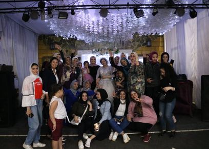العروسة بصحبة الفتيات الحاضرين