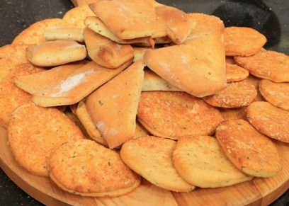 مخبوزات بالكمون والجبنة الرومي