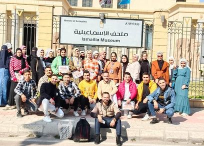 حور حاتم وسط زملائها