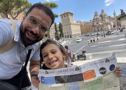 أب مصري يحقق أمنية ابنته الوحيدة بزيارة أماكن تصوير فيلم كرتون شهير : «الحلم أصبح حقيقة»