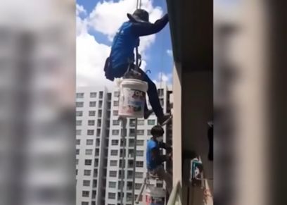 سيدة تقطع حبل الأمان عن عاملين أثناء طلاء برج