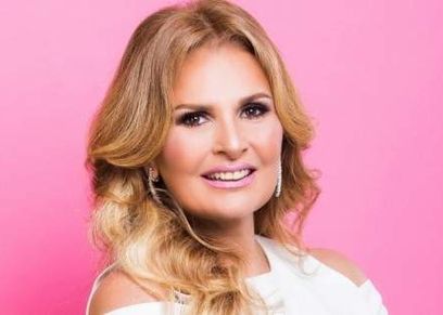 الفنانة يسرا