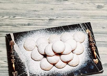 وفاء ترسل لأولاد جارتها كعك وبسكويت العيد