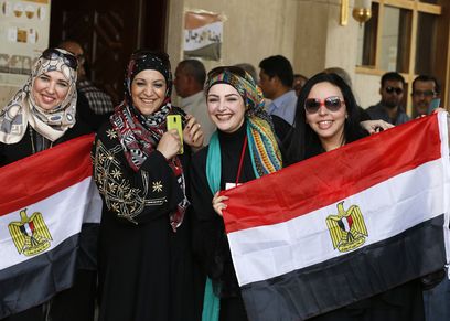 طابور من النساء يمتد 300 متر في مدرسة نبوية موسى بالشروق