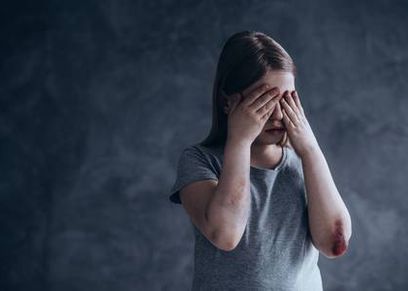 طفلة تقتل رضيع لبكائة بهستريا