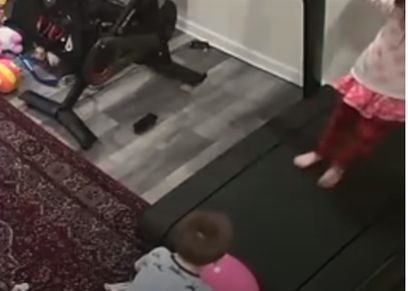 طفل تبتلعه المشاية